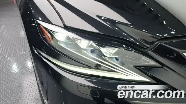 Lexus LS500h 2018 — Şəkil 11/34