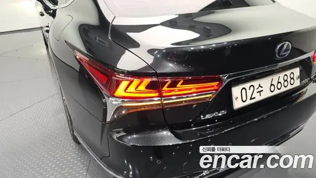 Lexus LS500h 2018 — Şəkil 8/34