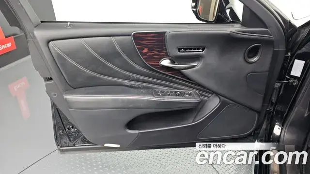 Lexus LS500h 2018 — Şəkil 27/34