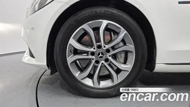 Mercedes-Benz C-Class 2018 — ფოტო 3/31