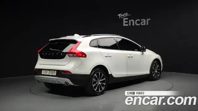 Volvo V40 Cross Country 2019 — ფოტო 30/38