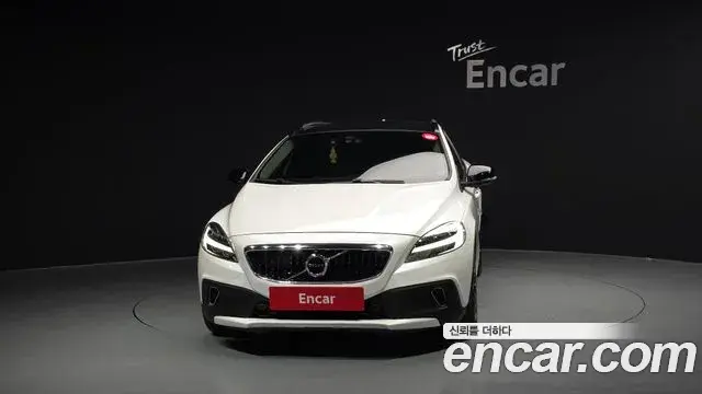 Volvo V40 Cross Country 2019 — ფოტო 31/38
