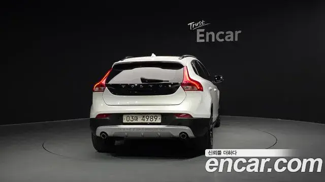 Volvo V40 Cross Country 2019 — ფოტო 3/38