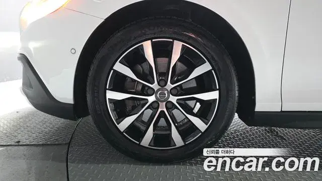 Volvo V40 Cross Country 2019 — ფოტო 2/38