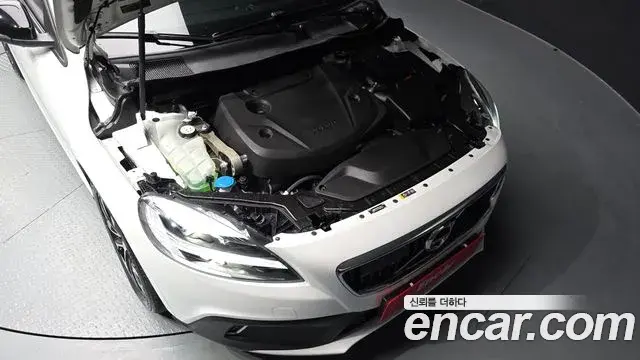 Volvo V40 Cross Country 2019 — ფოტო 24/38