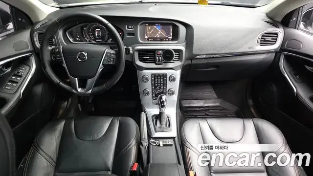 Volvo V40 Cross Country 2019 — ფოტო 16/38