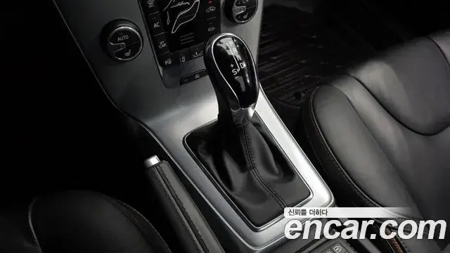 Volvo V40 Cross Country 2019 — ფოტო 34/38