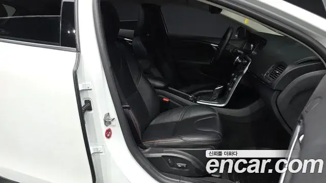 Volvo V40 Cross Country 2019 — ფოტო 15/38