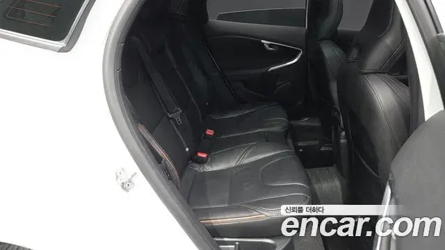 Volvo V40 Cross Country 2019 — ფოტო 22/38