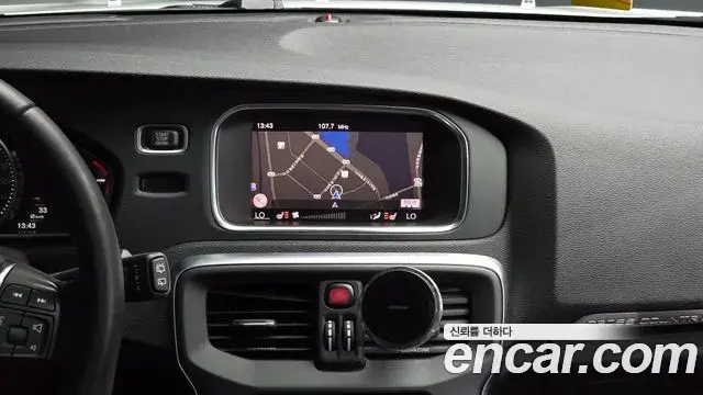 Volvo V40 Cross Country 2019 — ფოტო 17/38