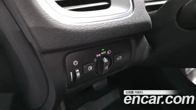 Volvo V40 Cross Country 2019 — ფოტო 27/38