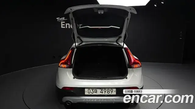 Volvo V40 Cross Country 2019 — ფოტო 28/38