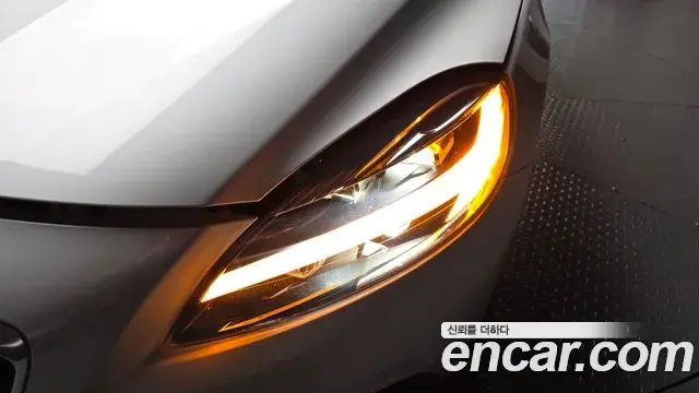 Volvo V40 Cross Country 2019 — ფოტო 7/38