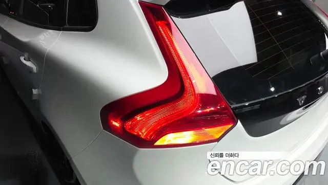 Volvo V40 Cross Country 2019 — ფოტო 9/38