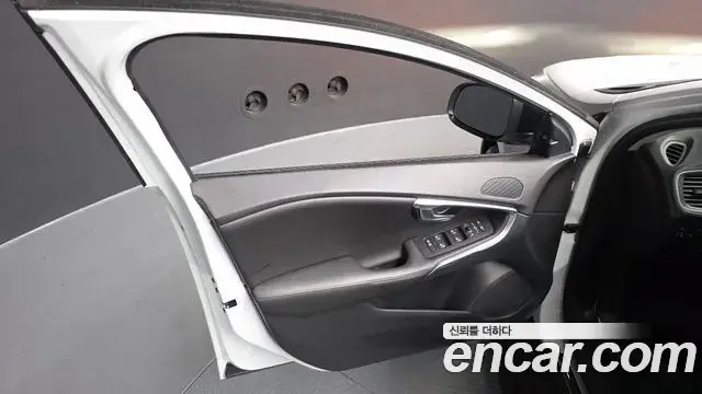 Volvo V40 Cross Country 2019 — ფოტო 10/38