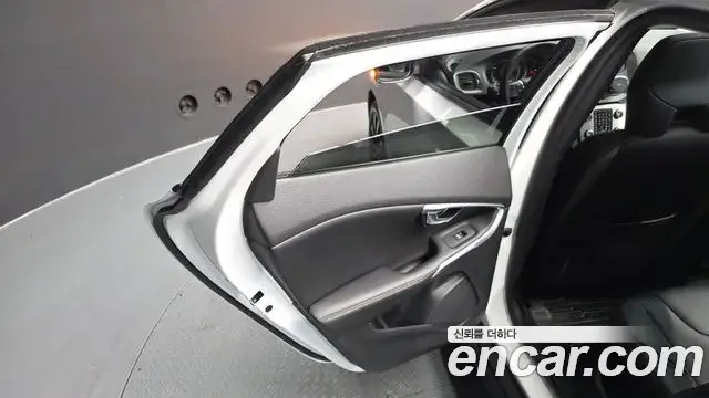 Volvo V40 Cross Country 2019 — ფოტო 38/38
