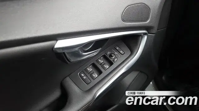 Volvo V40 Cross Country 2019 — ფოტო 11/38
