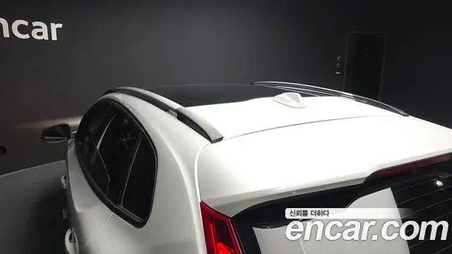 Volvo V40 Cross Country 2019 — ფოტო 18/38