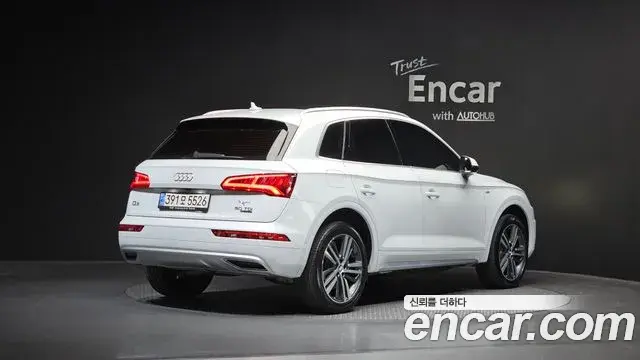 Audi Q5 2020 — Фото 2/20