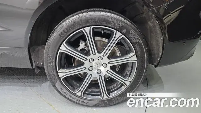 Volvo XC60 2018 — Photo 32/32