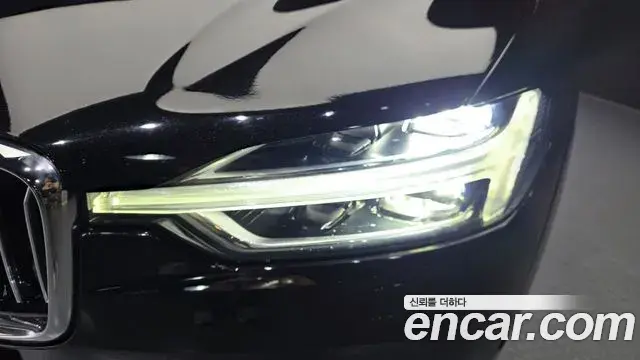 Volvo XC60 2018 — Photo 8/32