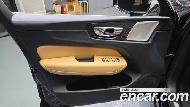 Volvo XC60 2018 — Photo 3/32