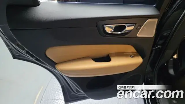 Volvo XC60 2018 — Photo 4/32