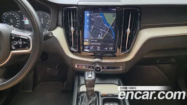 Volvo XC60 2018 — Photo 17/32