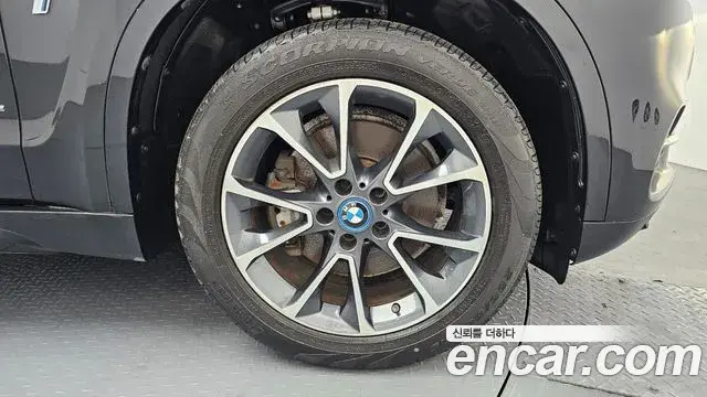 BMW X5 2018 — ფოტო 27/31