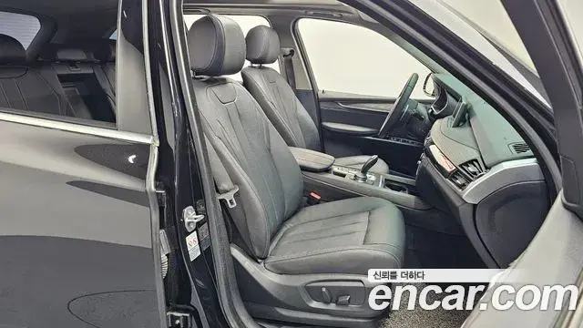 BMW X5 2018 — ფოტო 14/31