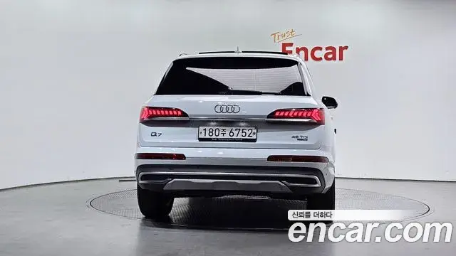 Audi Q7 2020 — ფოტო 20/32