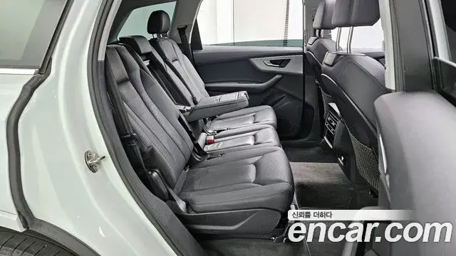 Audi Q7 2020 — ფოტო 28/32