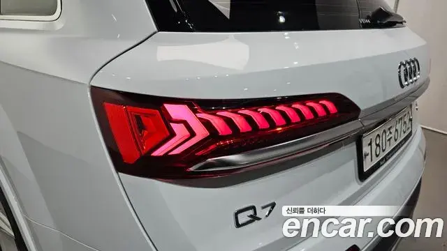 Audi Q7 2020 — ფოტო 13/32