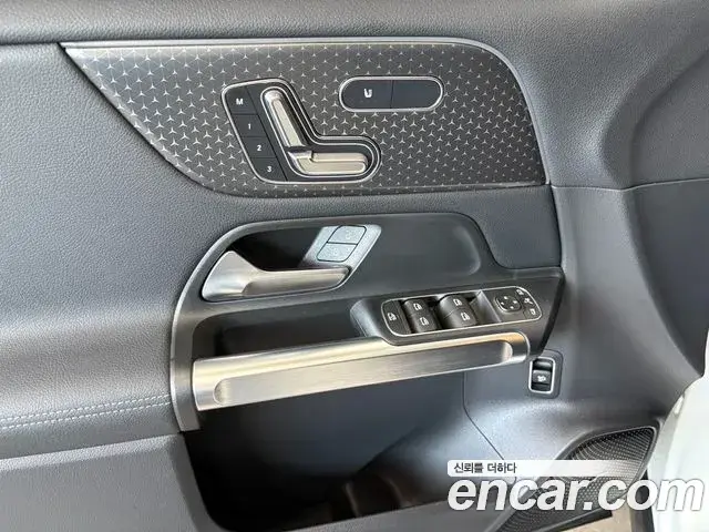 Mercedes-Benz EQB 2025 — Photo 12/19