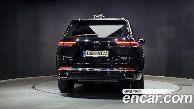 Jeep Grand Cherokee 2023 — Photo 14/31