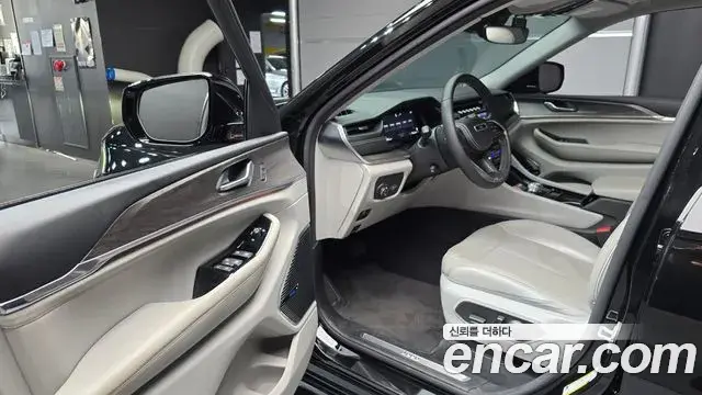 Jeep Grand Cherokee 2023 — Photo 12/31