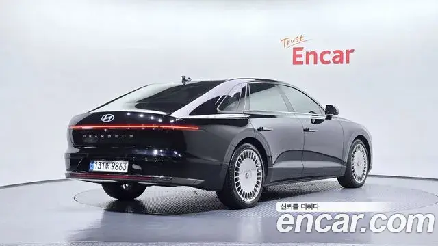 Hyundai Grandeur Hybrid 2023 — Photo 11/36
