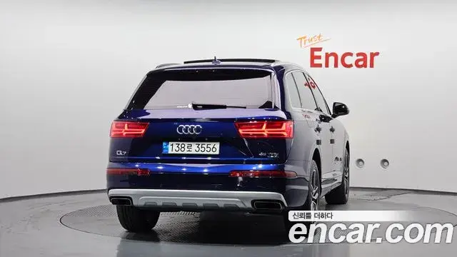 Audi Q7 2019 — ფოტო 27/31