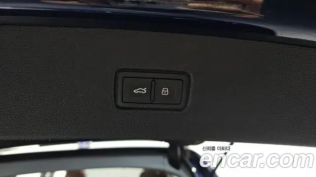 Audi Q7 2019 — ფოტო 28/31