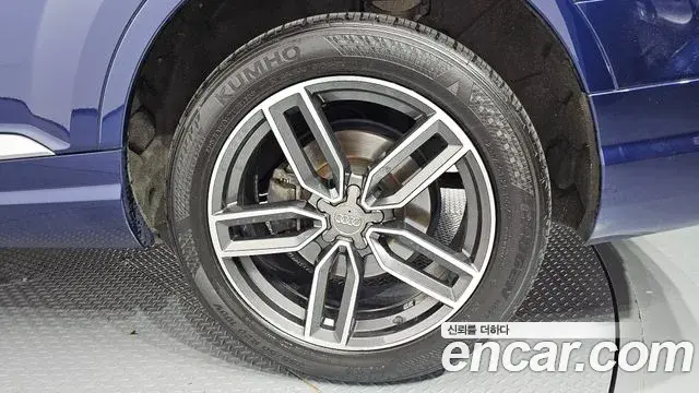 Audi Q7 2019 — ფოტო 26/31