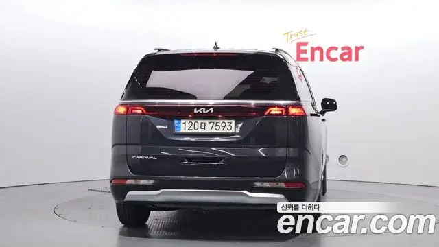 Kia Carnival 2021 — ფოტო 1/31