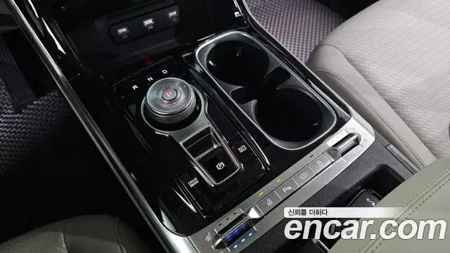 Kia Carnival 2021 — ფოტო 21/31