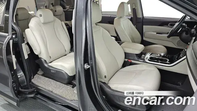 Kia Carnival 2021 — ფოტო 25/31