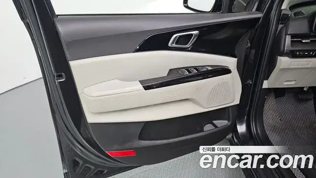 Kia Carnival 2021 — ფოტო 18/31