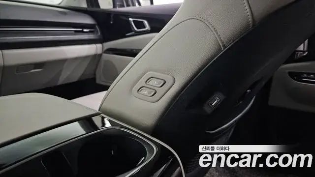 Kia Carnival 2021 — ფოტო 26/31