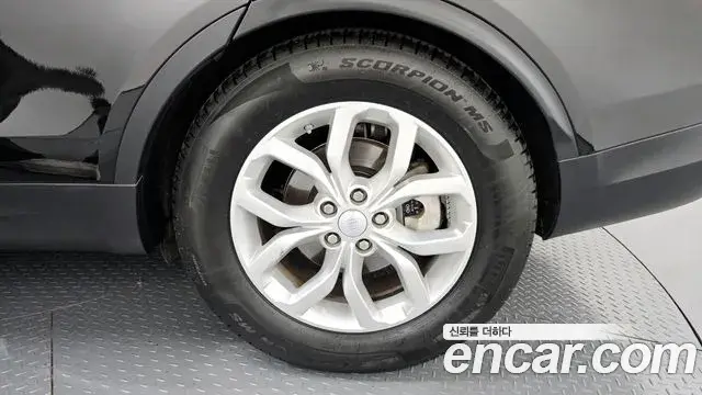 Land Rover Discovery 5 2018 — Photo 32/32