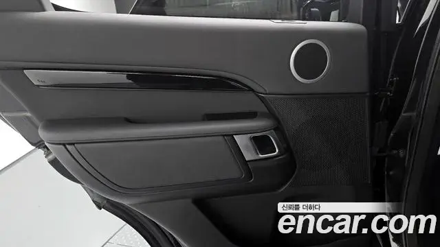 Land Rover Discovery 5 2018 — Photo 9/32