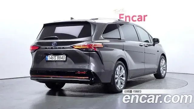 Toyota Sienna 2021 — Фото 2/20
