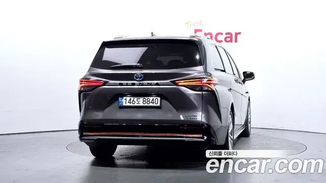 Toyota Sienna 2021 — Фото 4/20