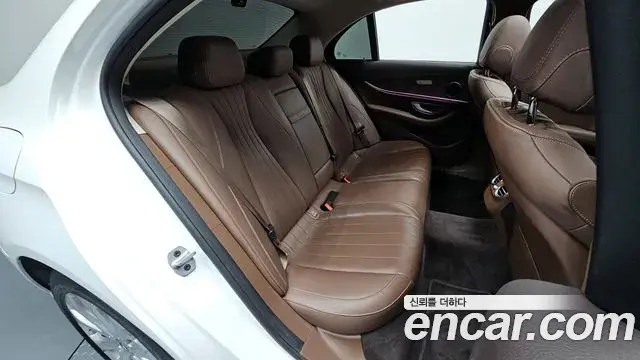 Mercedes-Benz E-Class 2019 — Şəkil 16/33